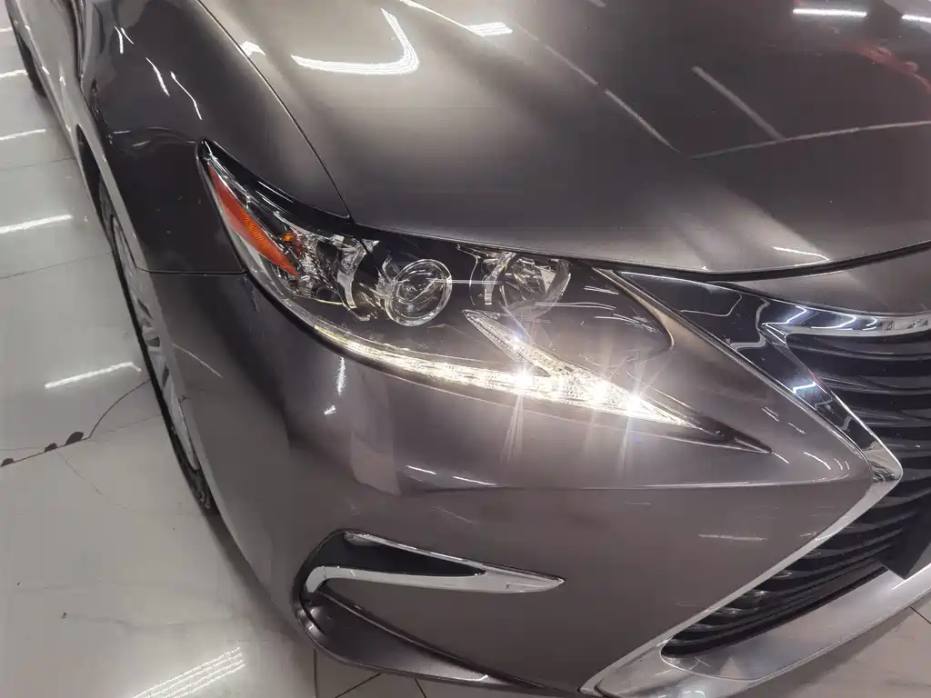 Lexus ES 2018 — фото 19