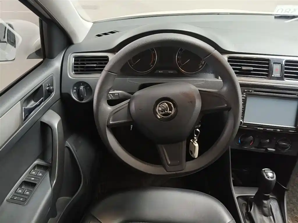 Skoda Rapid Spaceback 2015 — фото 17