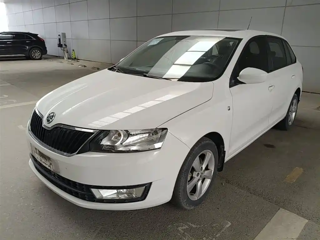 Skoda Rapid Spaceback 2015 — фото 3