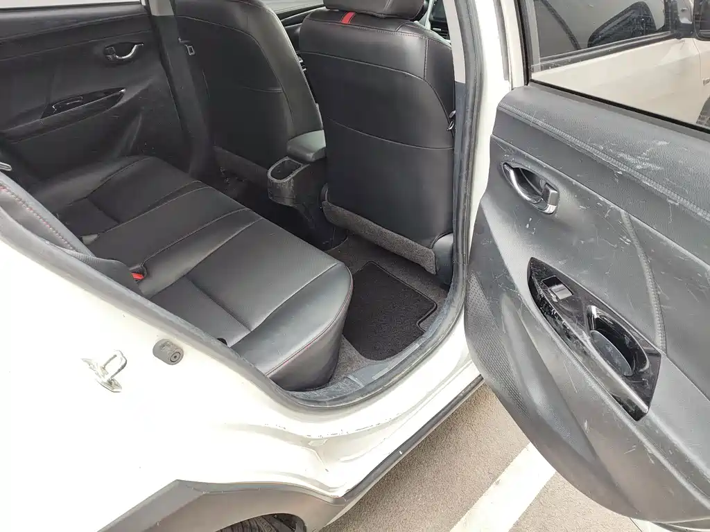 Toyota Yaris L 2022 — фото 8