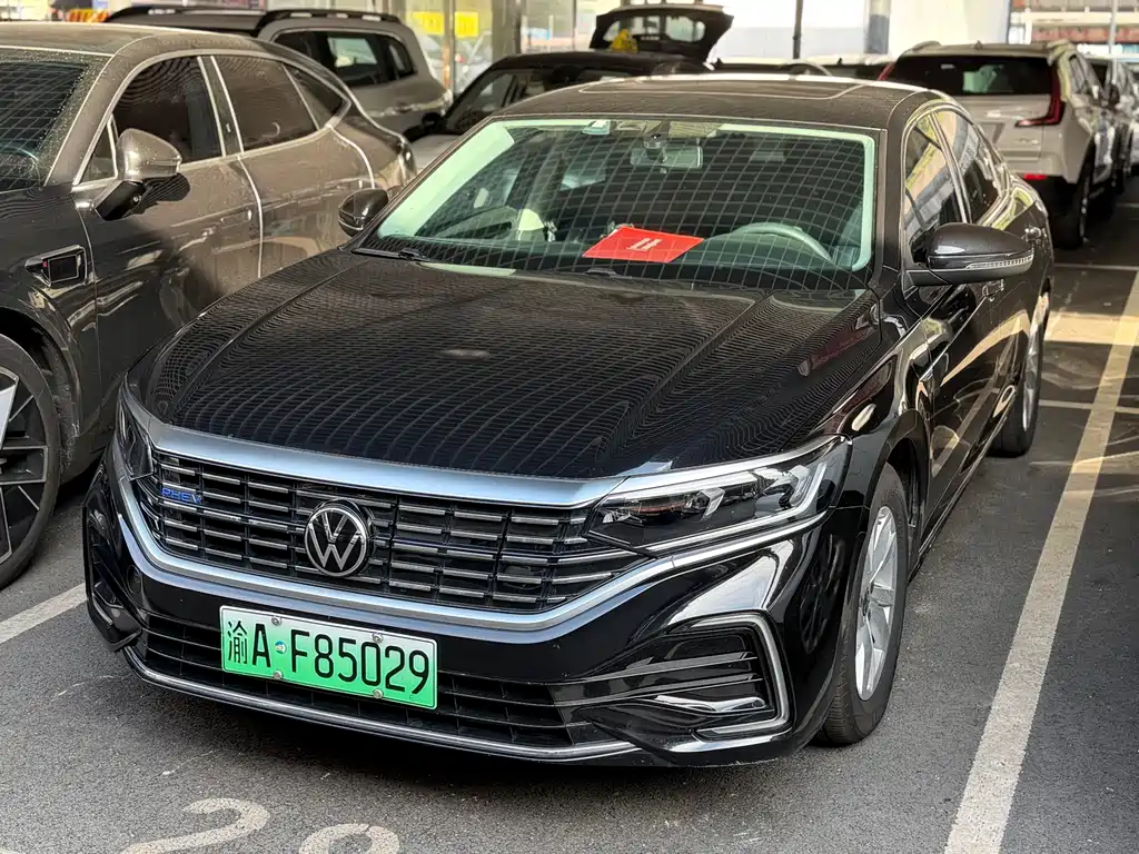 Volkswagen Passat Plug-In Hybrid 2022 — фото 1