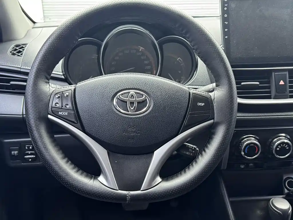 Toyota Yaris L 2022 — фото 16