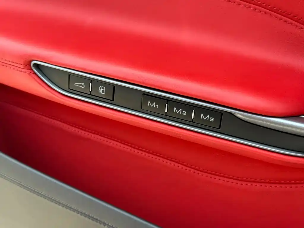 Ferrari GTC4Lusso 2018 — фото 16