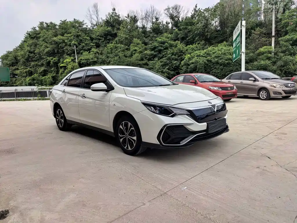 Venucia D60 EV 2022 — фото 6