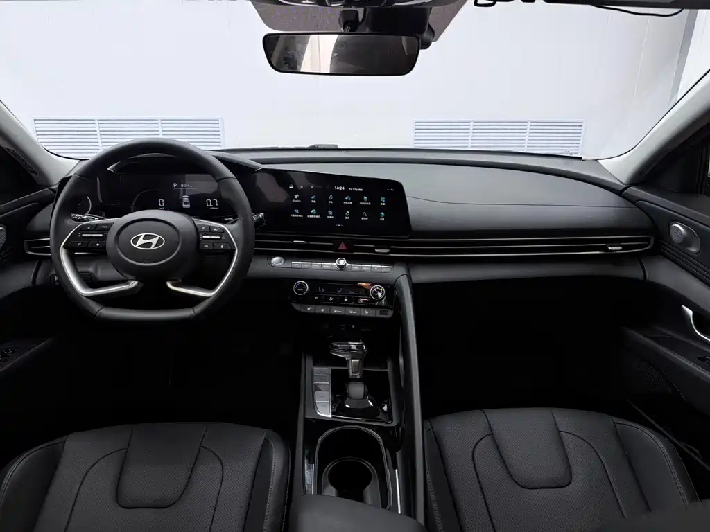 Hyundai Elantra 2023 — фото 12