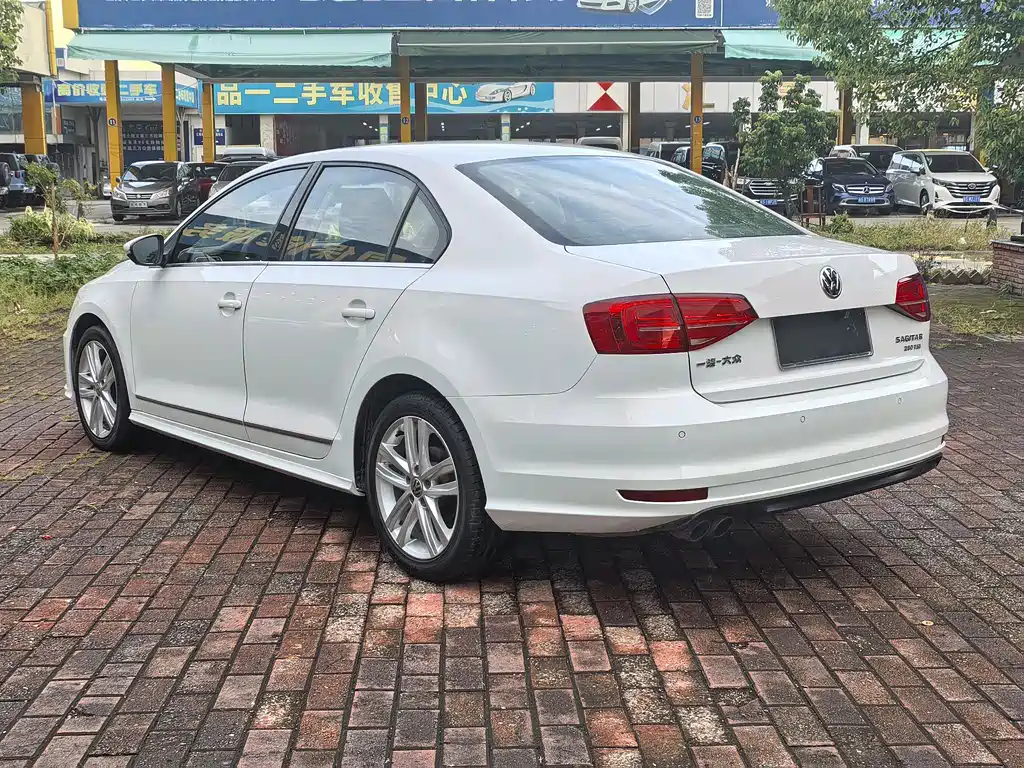 Volkswagen Sagitar 2018