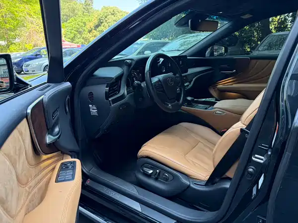 Lexus LS 2021