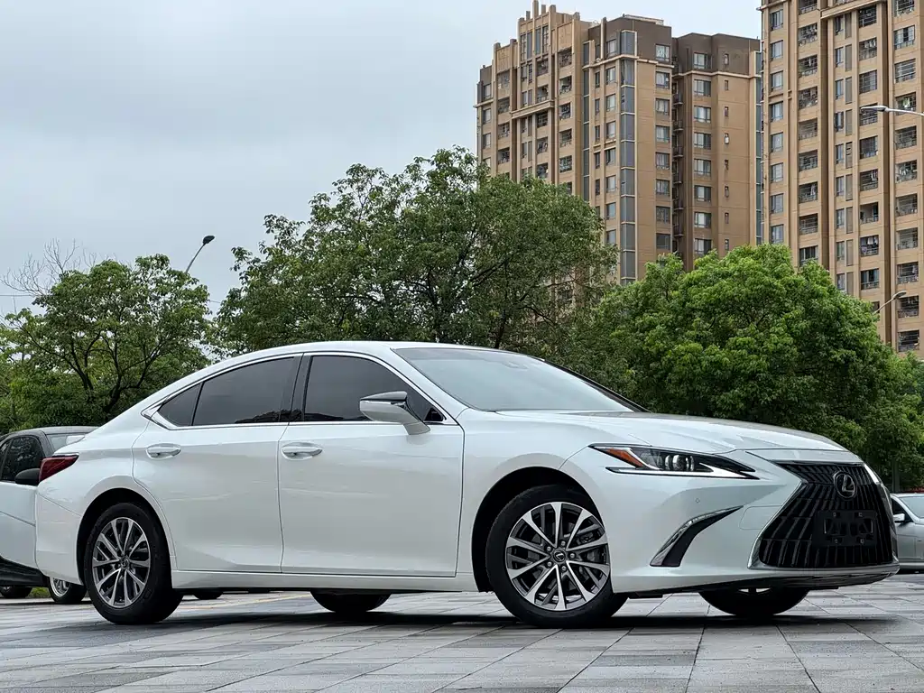 Lexus ES 2023