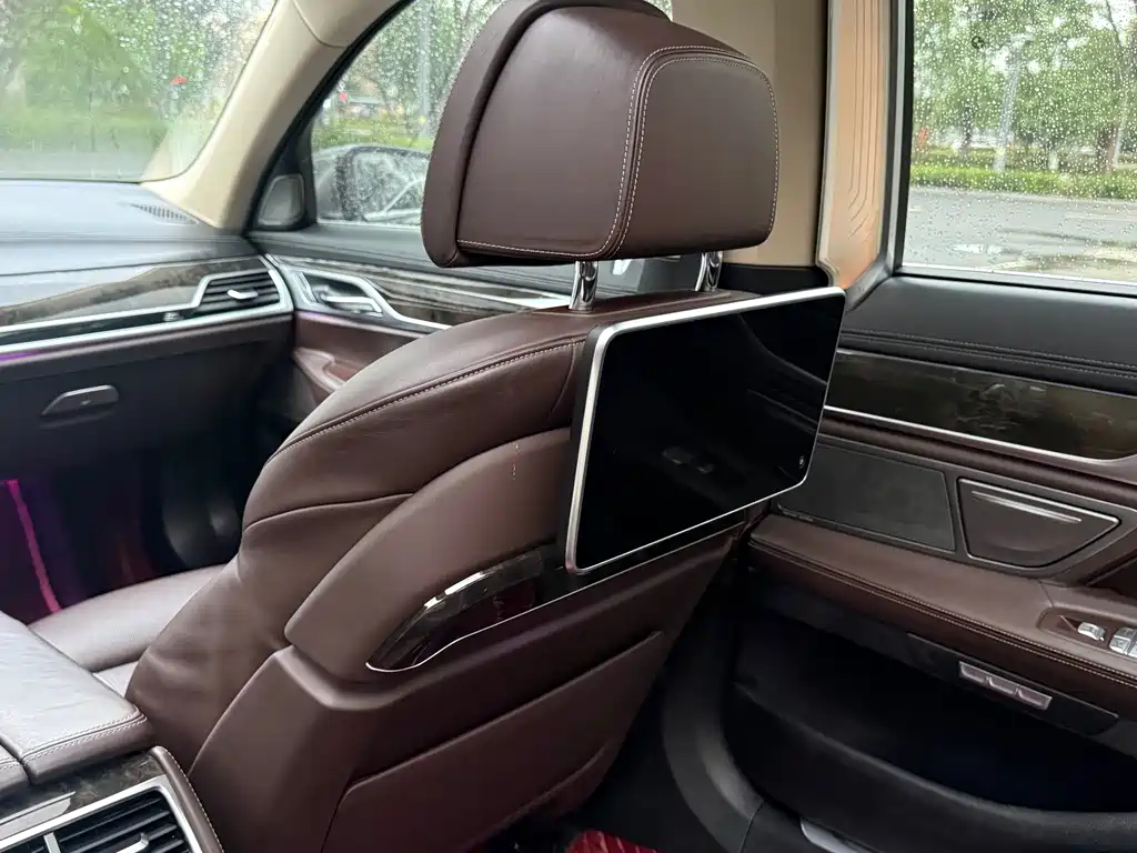 BMW 7 Series 2017 — фото 19