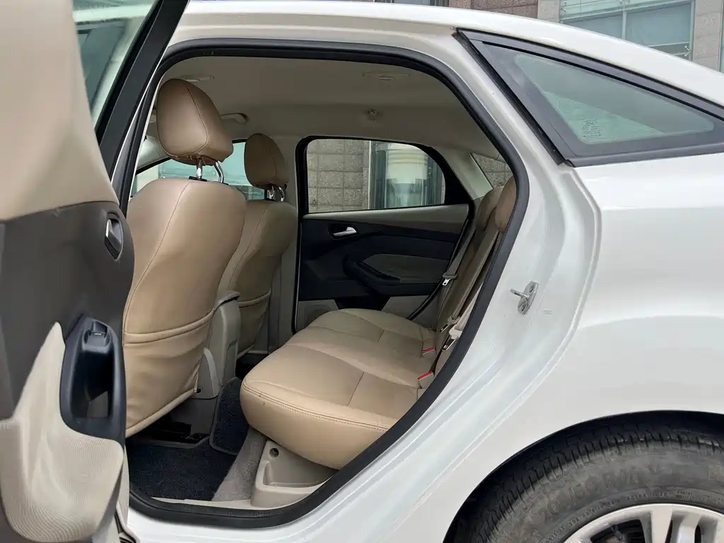Ford Focus 2014 — фото 17