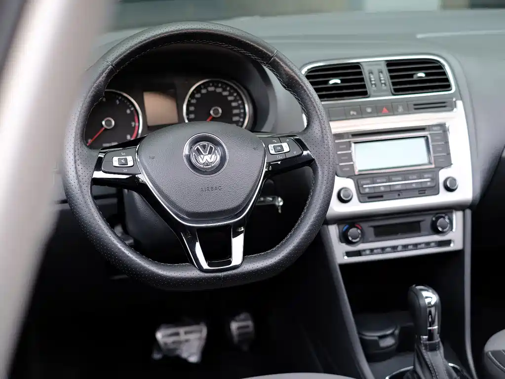 Volkswagen Polo 2015 — фото 48