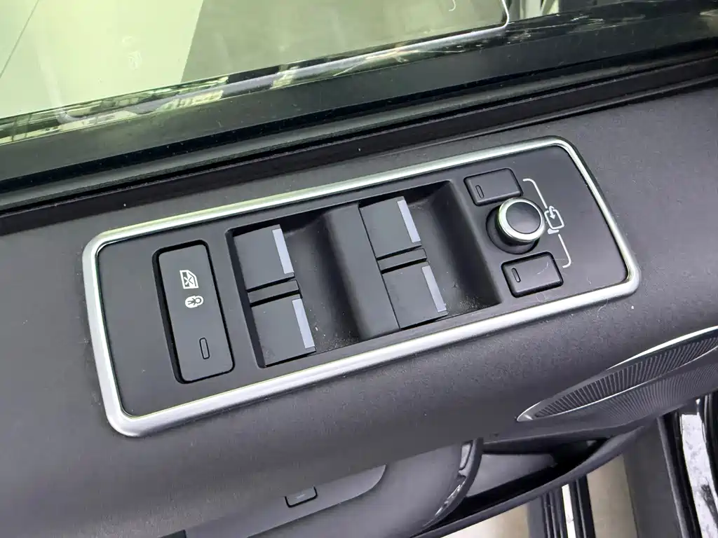 Land Rover Discovery 2019 — фото 18