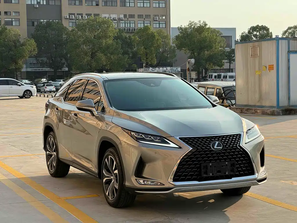 Lexus RX 2022 — фото 1