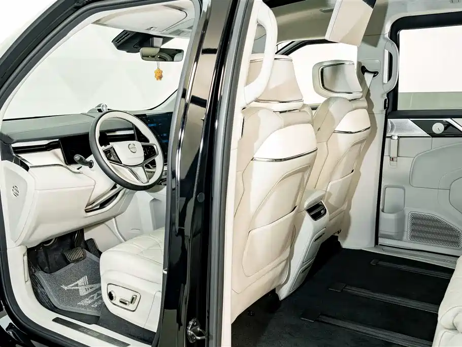 Volvo EM90 2025 — фото 18
