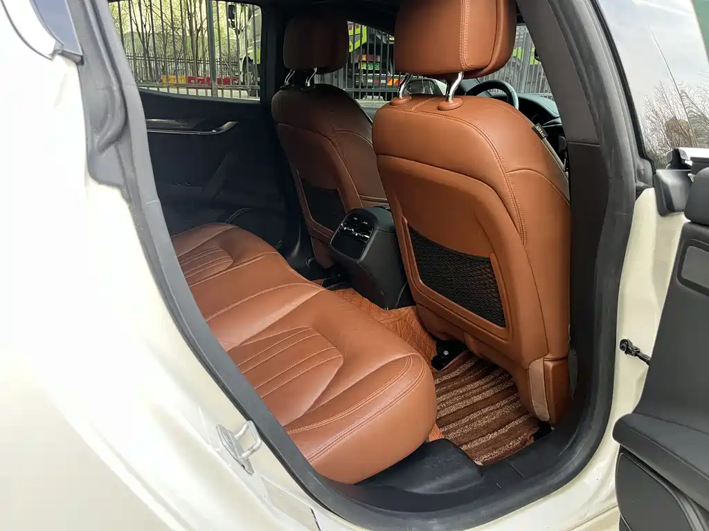 Maserati Ghibli 2023 — фото 10