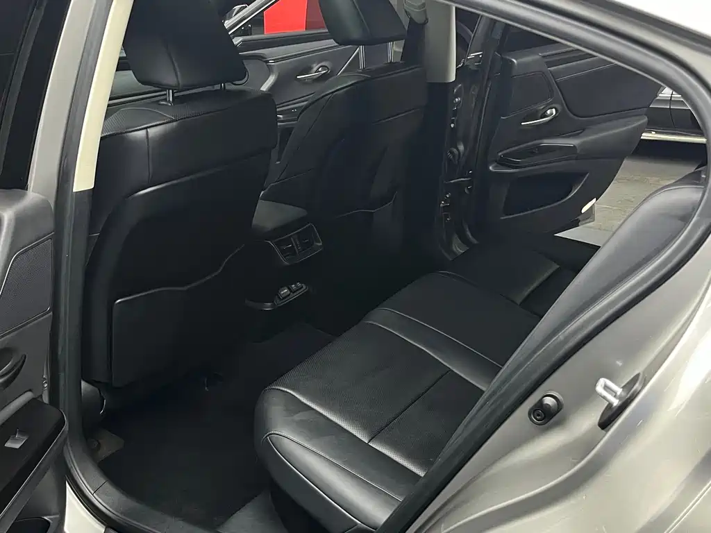 Lexus ES 2020 — фото 16