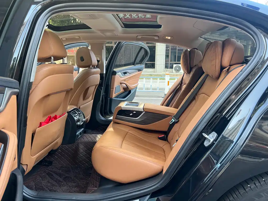 BMW 5 Series 2018 — фото 15