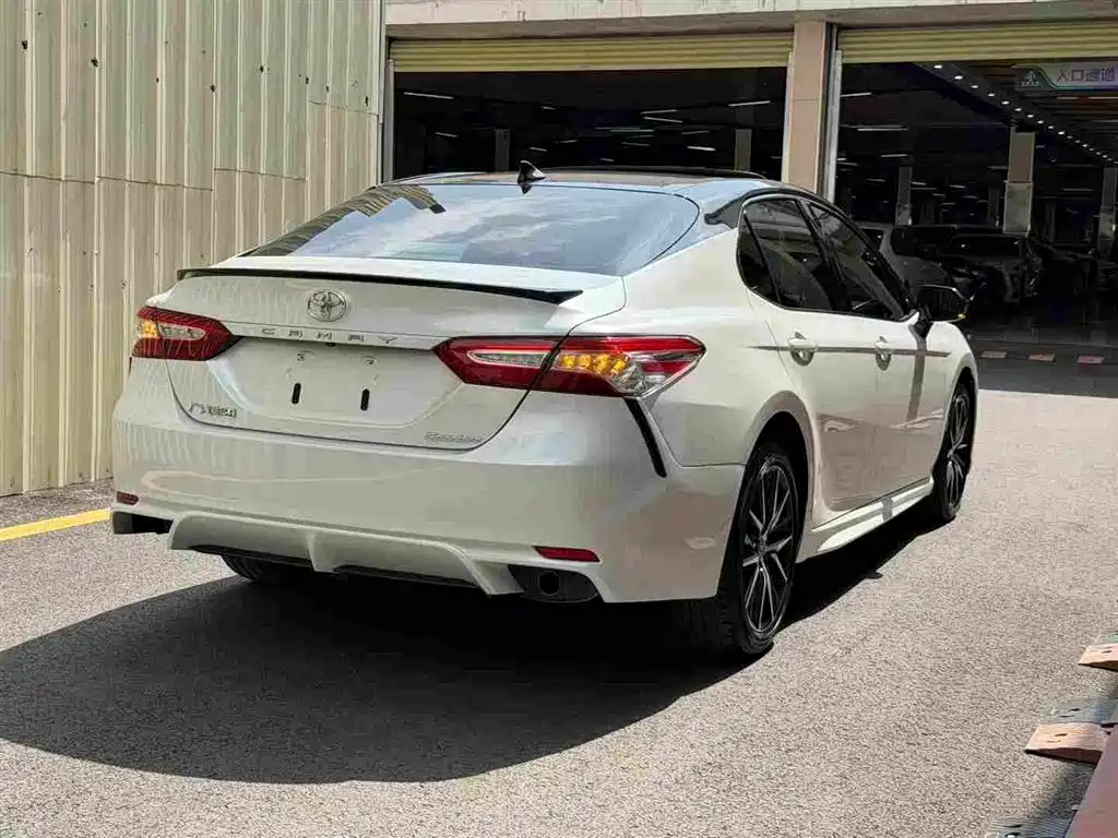 Toyota Camry 2022 — фото 8