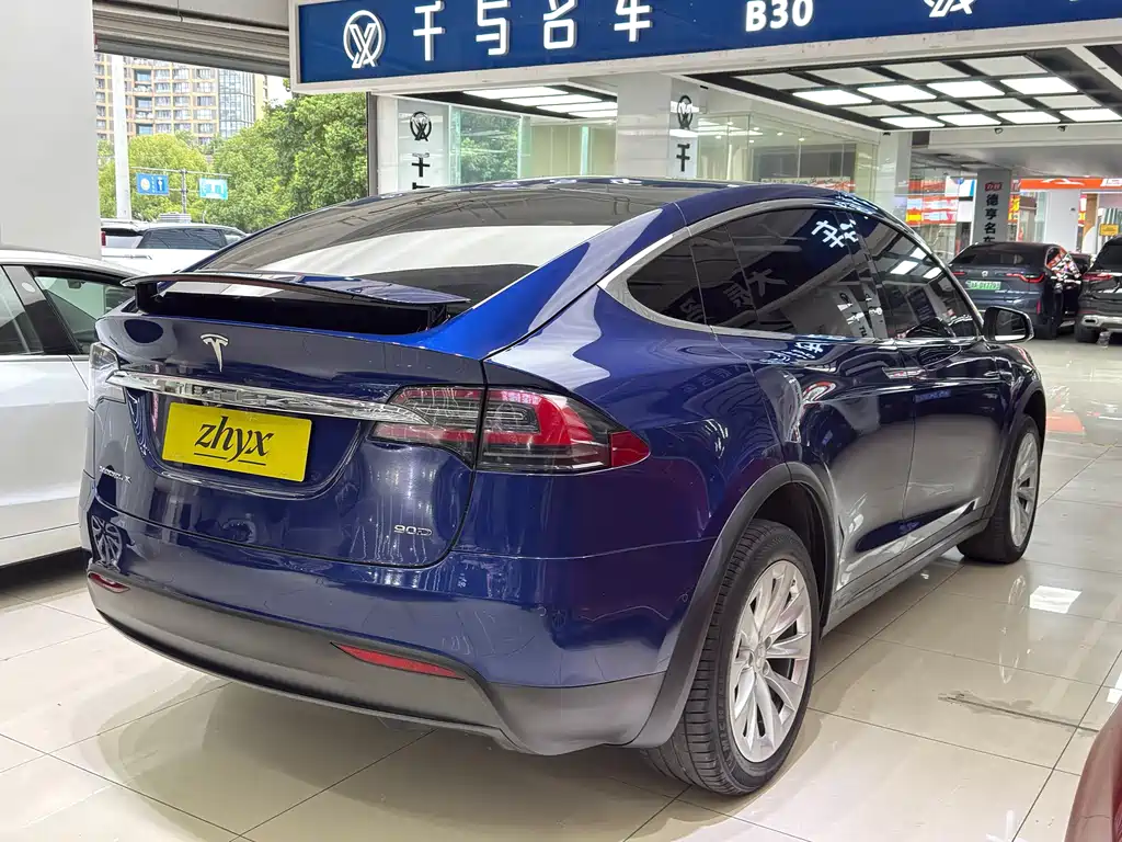 Tesla Model X 2017 — фото 13