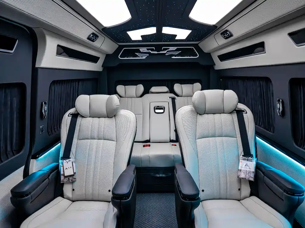 Toyota Hiace — фото 20