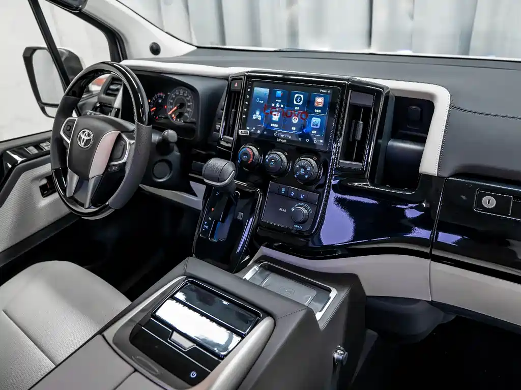 Toyota Hiace — фото 13