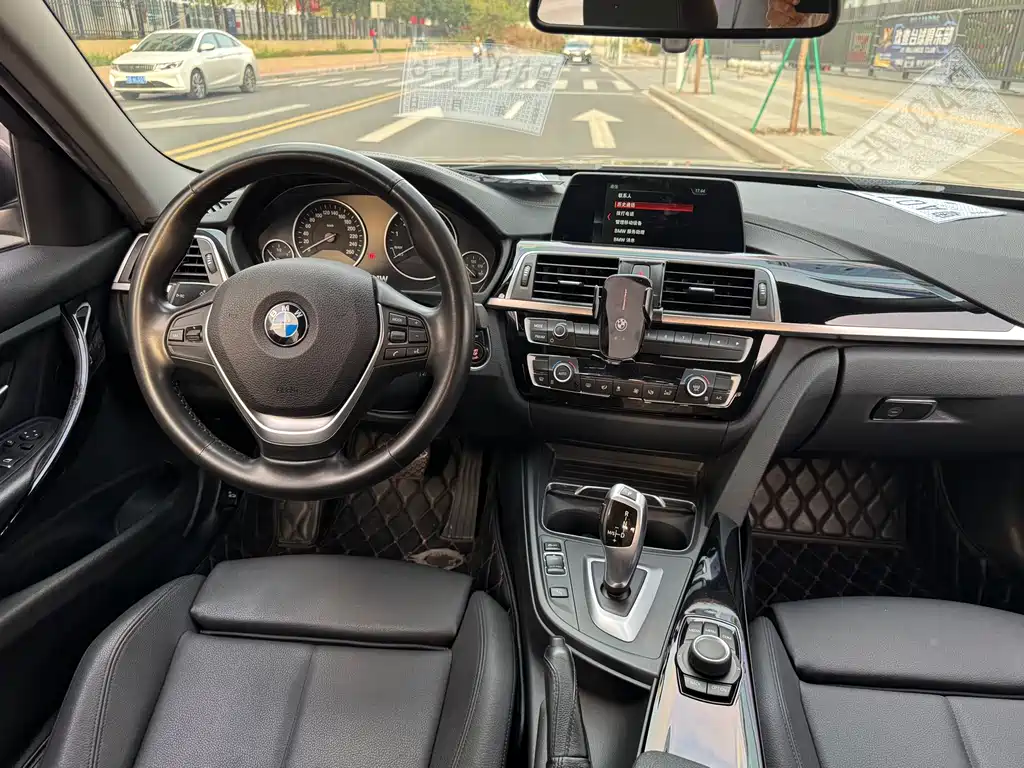 BMW 3 Series 2018 — фото 10