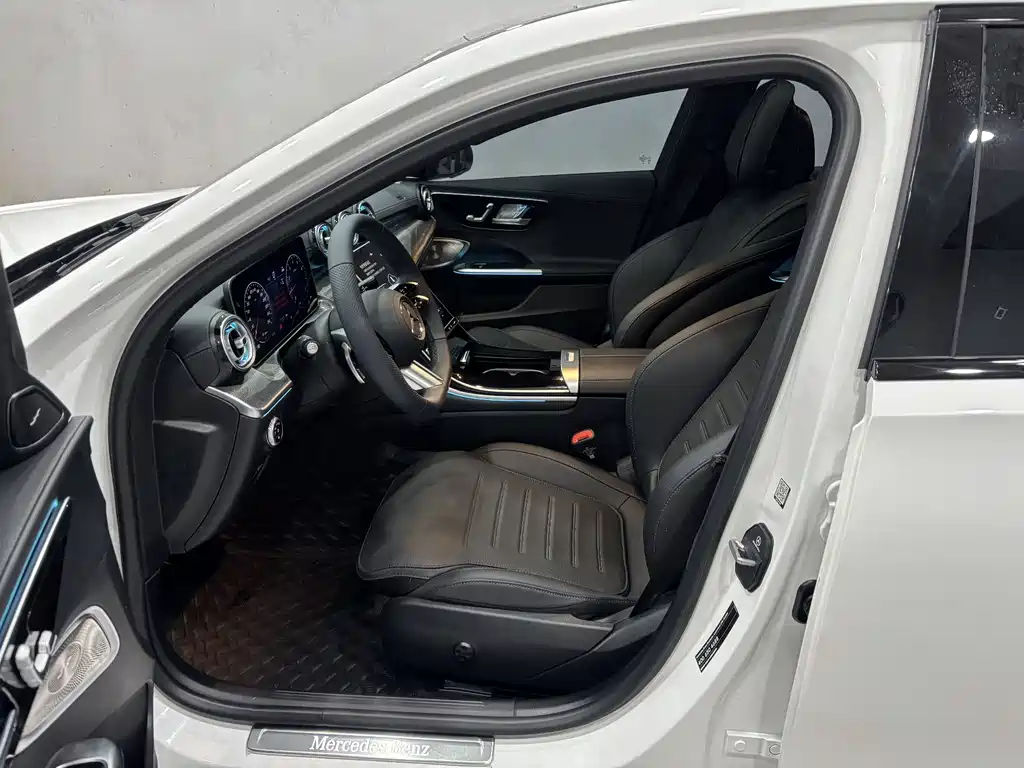 Mercedes-Benz C-Class 2025 — фото 14