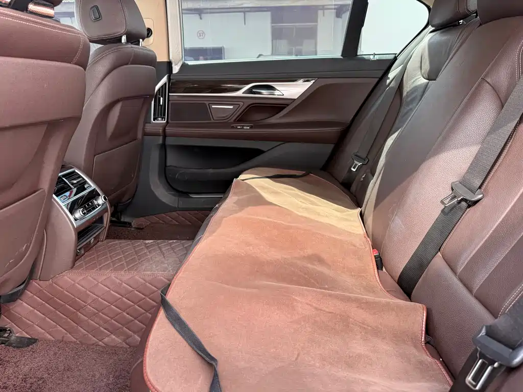 BMW 7 Series 2017 — фото 16