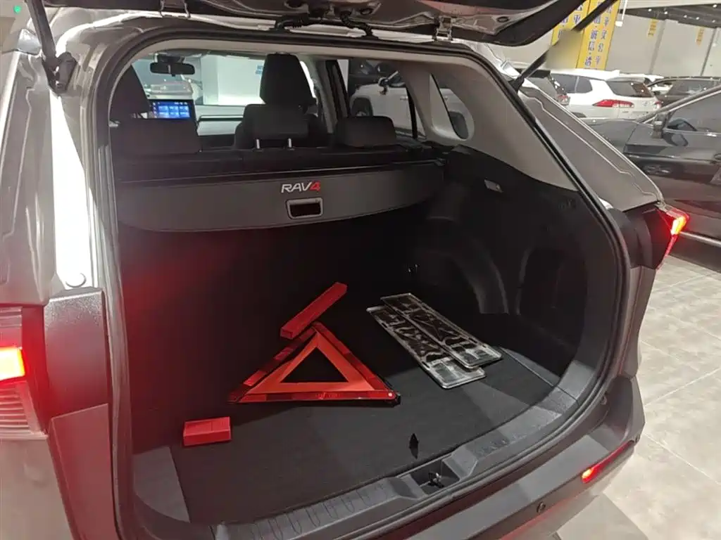 Toyota RAV4 2021 — фото 19