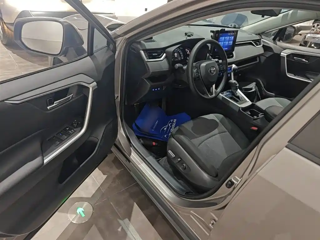 Toyota RAV4 2021 — фото 16