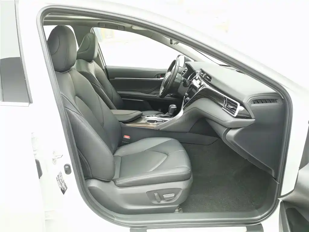 Toyota Camry 2020 — фото 23