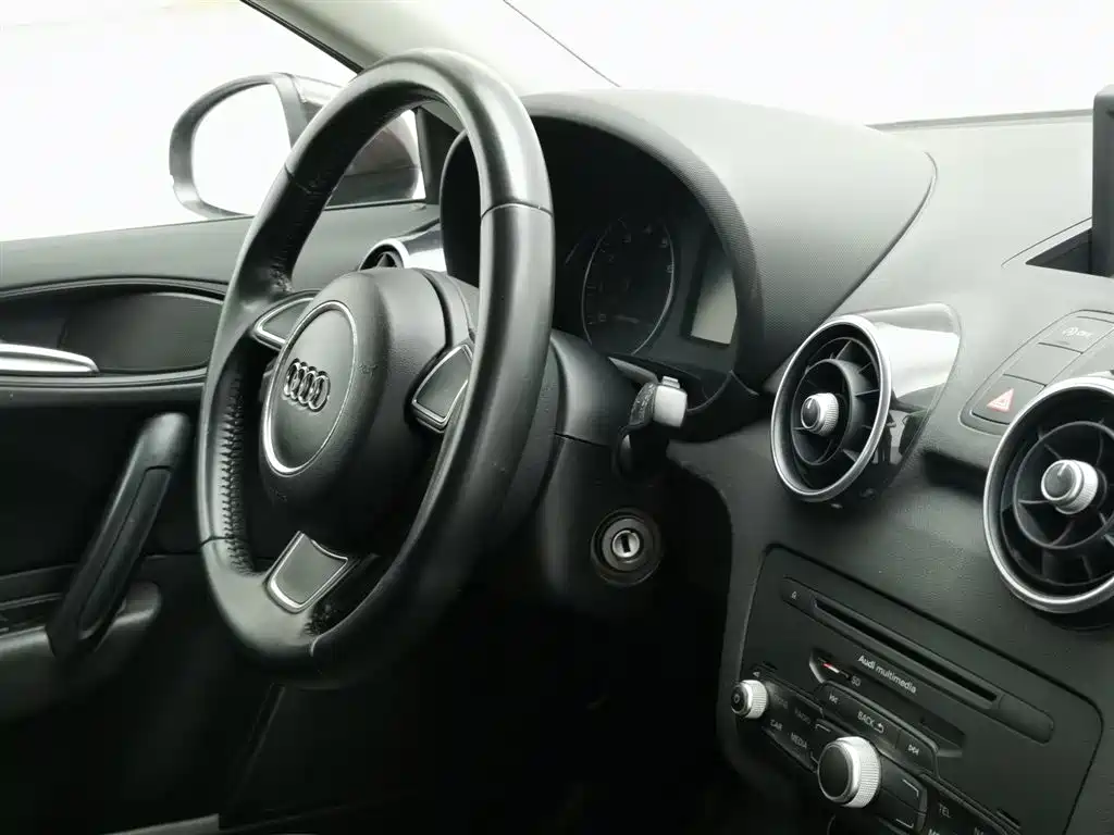 Audi A1 2015 — фото 22