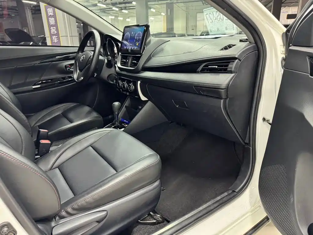Toyota Yaris L 2022 — фото 11