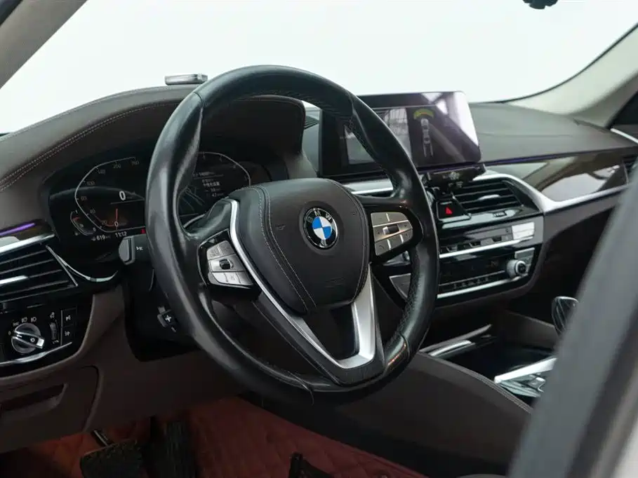 BMW 5 Series 2019 — фото 17