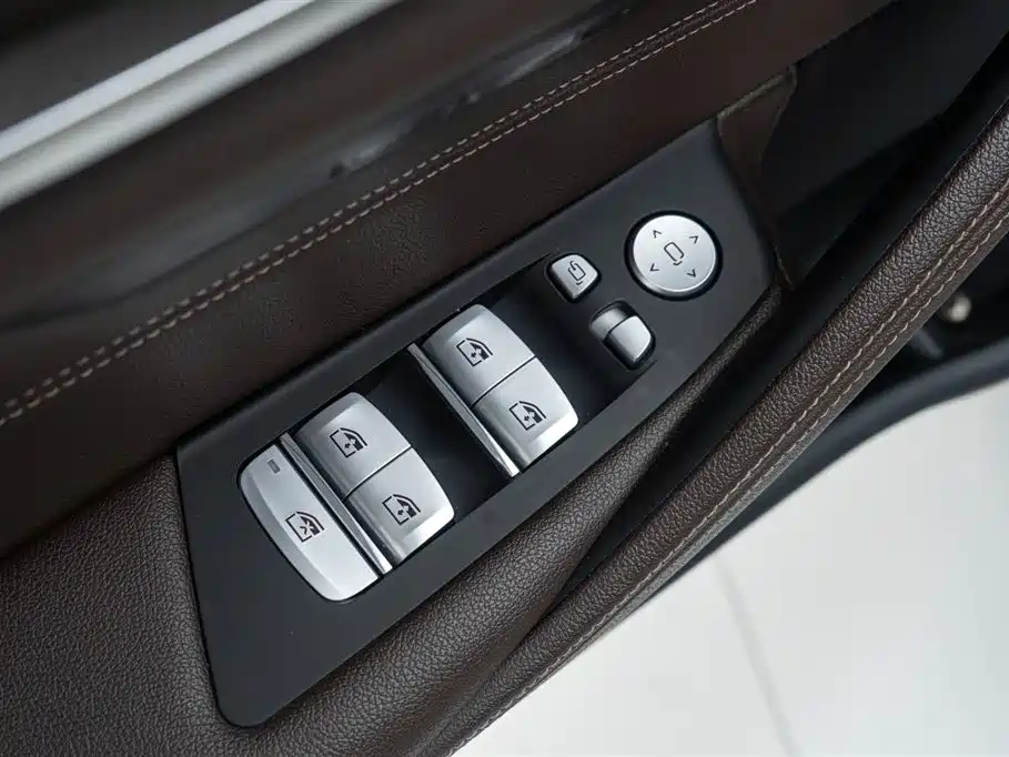 BMW 5 Series 2019 — фото 19