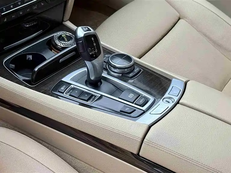 BMW 7 Series 2013 — фото 10