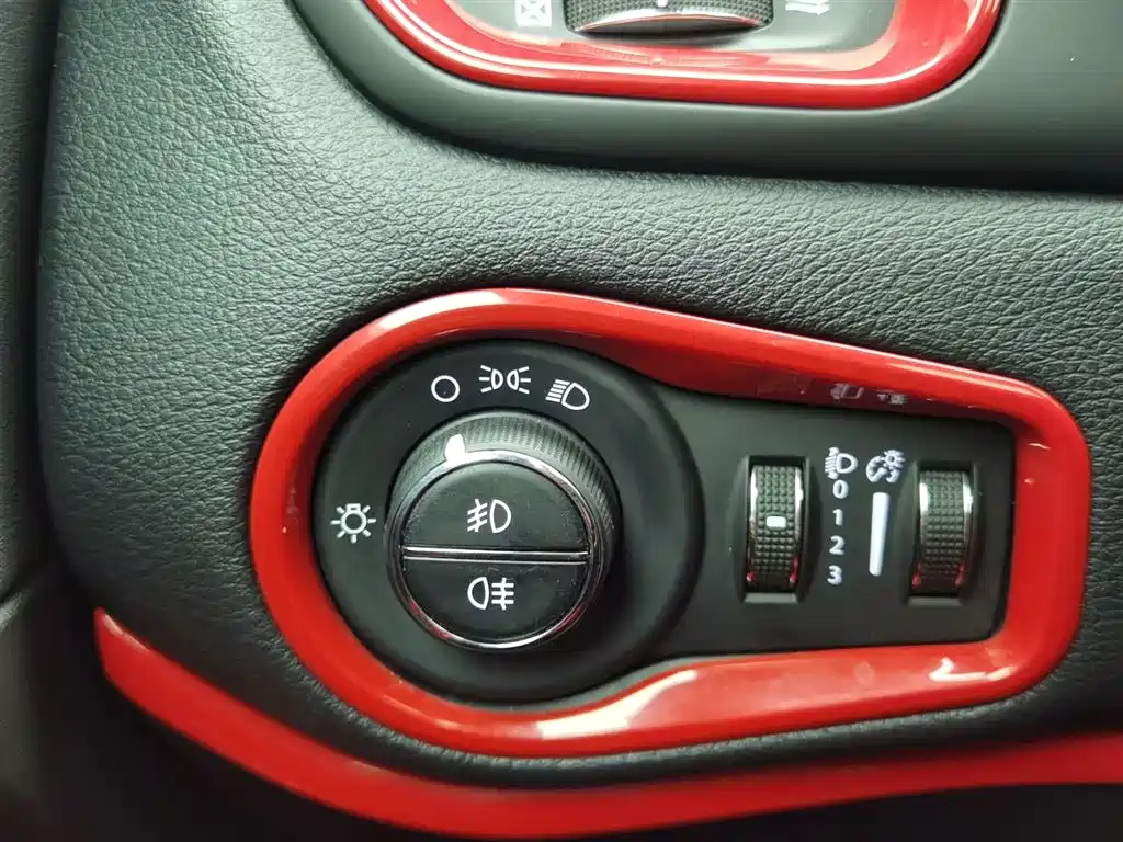 Jeep Renegade 2019 — фото 21