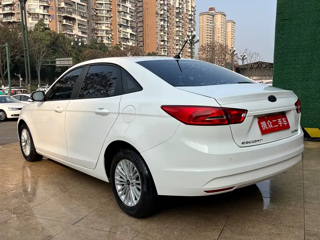 Ford Escort 2018 — фото 14