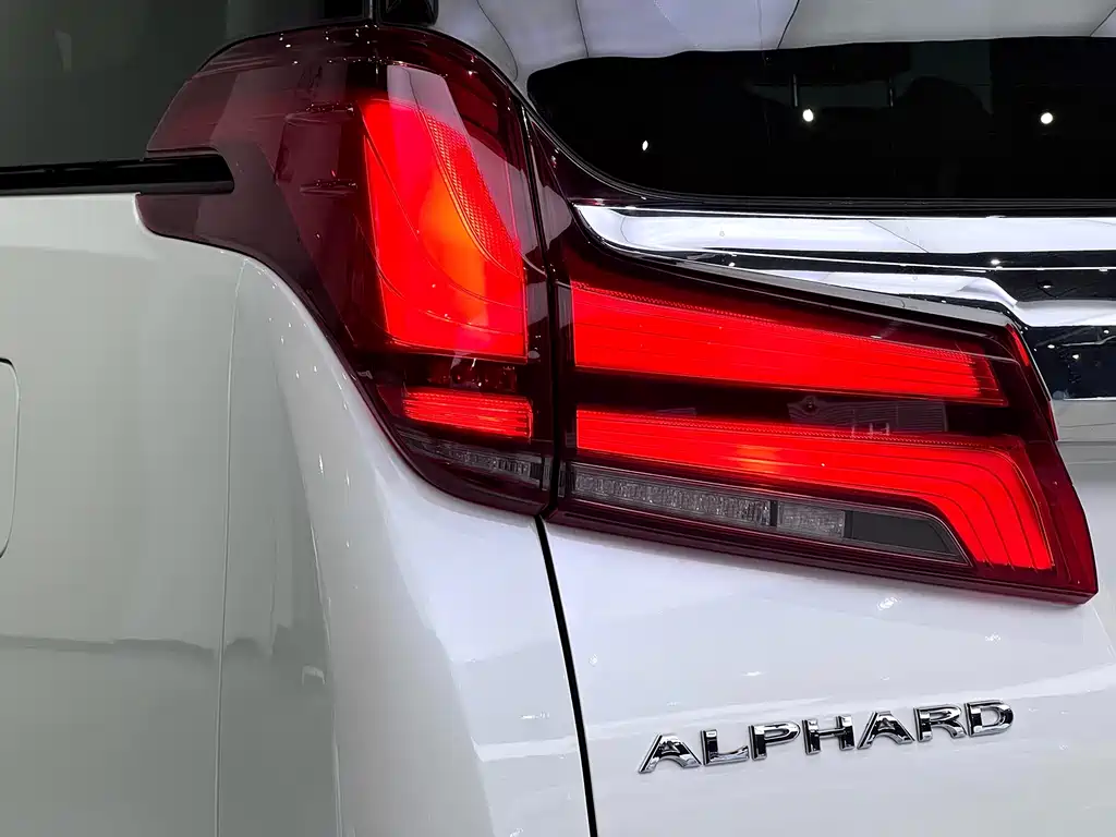 Toyota Alphard 2023 — фото 14
