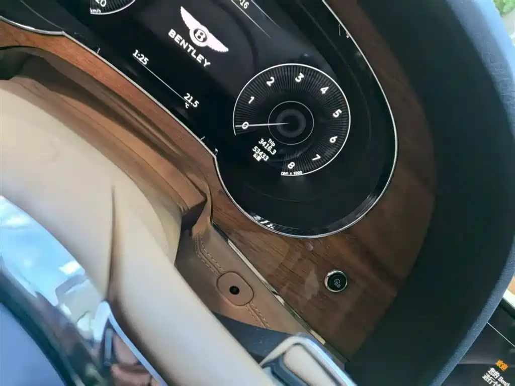Bentley Bentayga 2023 — фото 10