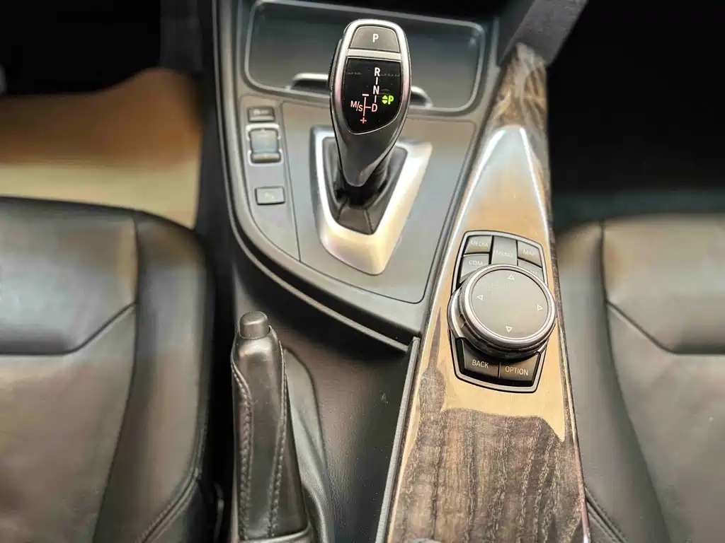 BMW 3 Series 2019 — фото 18