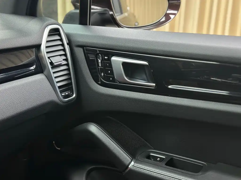 Porsche Cayenne 2019 — фото 28