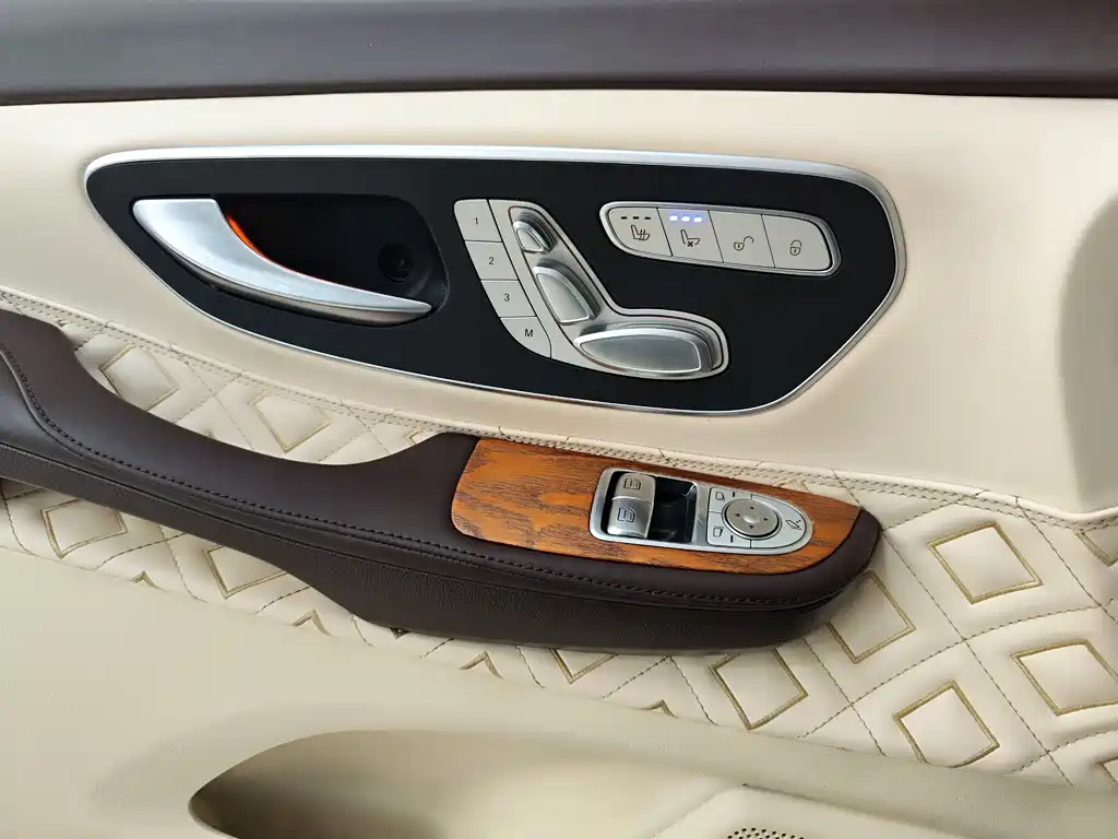 Mercedes-Benz V-Class 2019 — фото 19