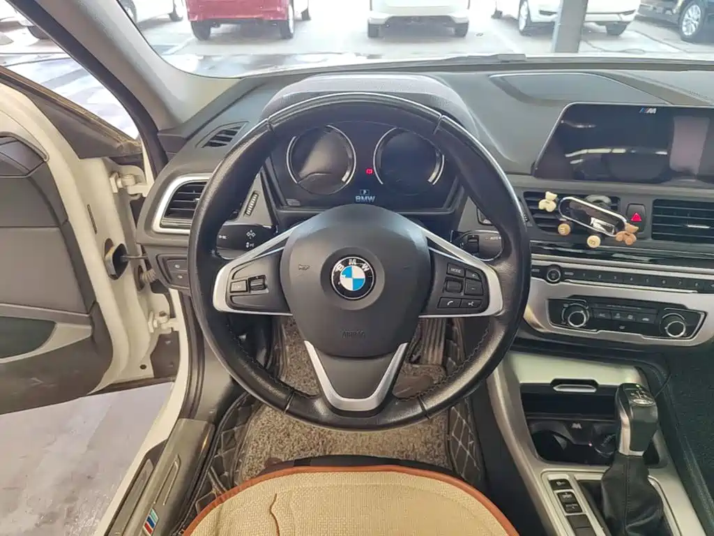BMW 1 Series 2018 — фото 11