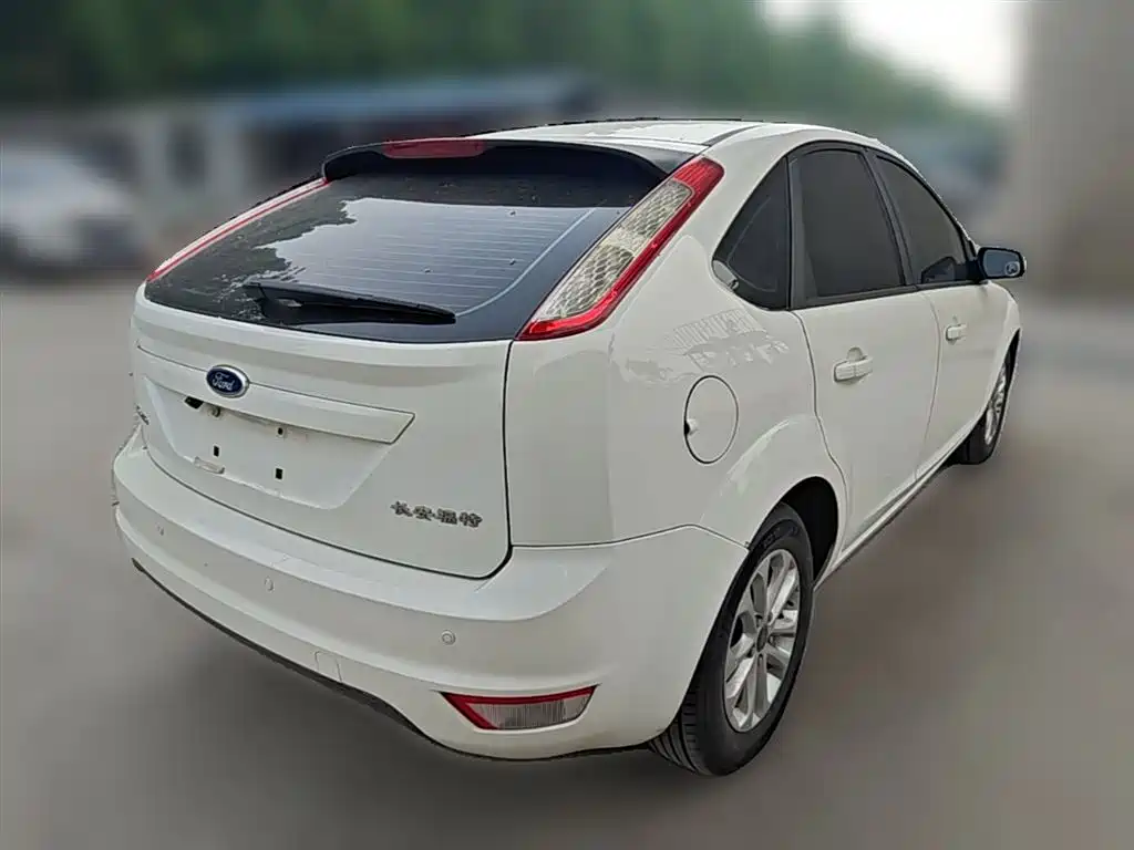Ford Focus 2014 — фото 12