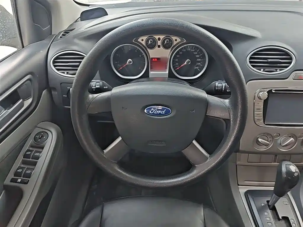 Ford Focus 2014 — фото 17