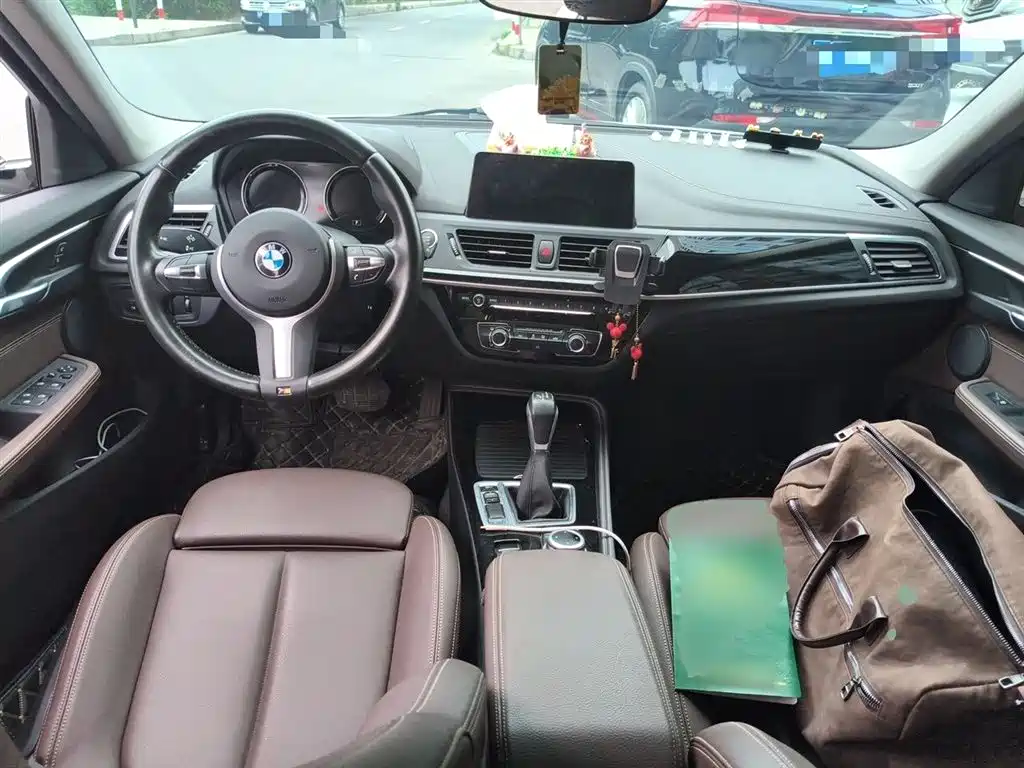 BMW 1 Series 2019 — фото 10