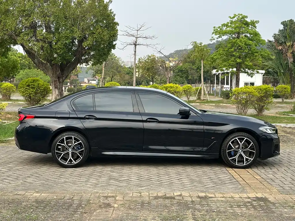 BMW 5 Series 2021 — фото 10
