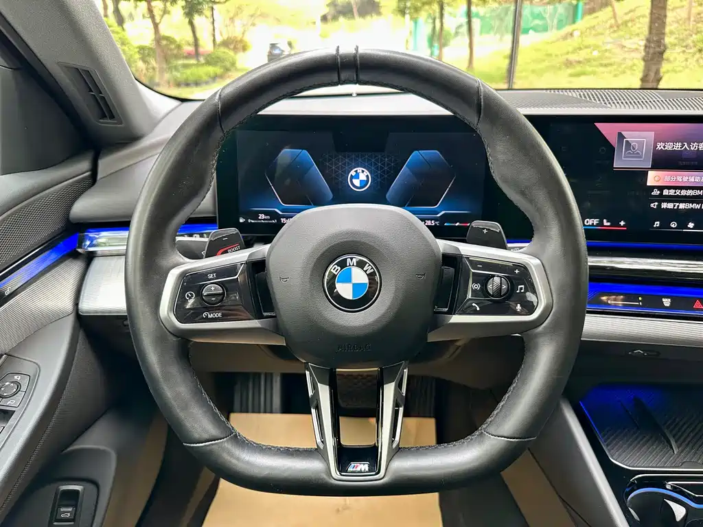 BMW 5 Series 2025 — фото 16
