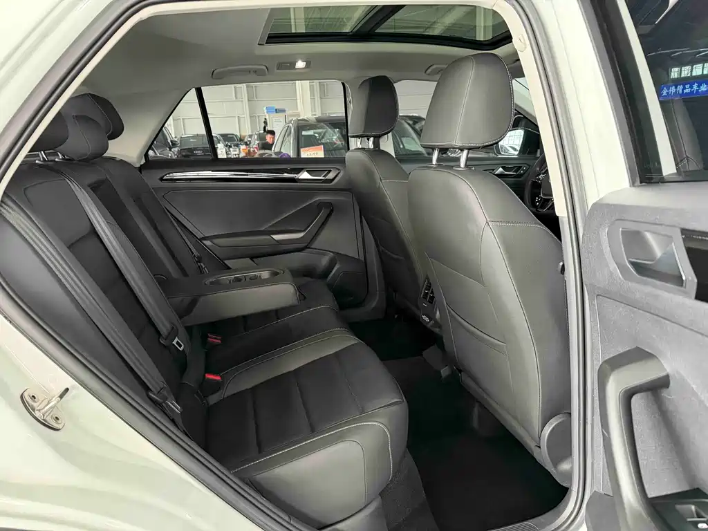 Volkswagen T-Roc 2023 — фото 16